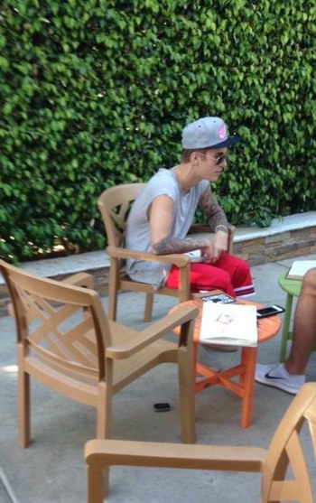 1416341905066_Image_galleryImage_Justin_Bieber_News_Twitte.jpg