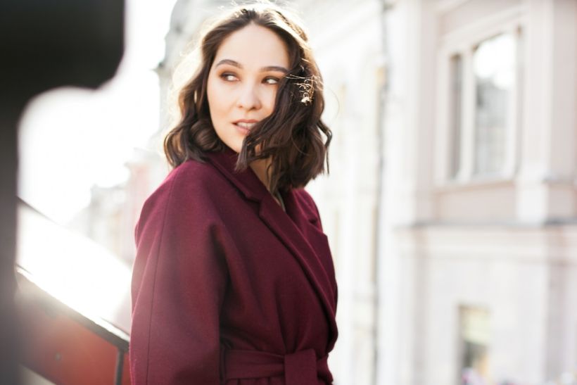 Wine Red: Αυτό είναι το trendy χρώμα για το Φθινόπωρο-Χειμώνα 2025-2026