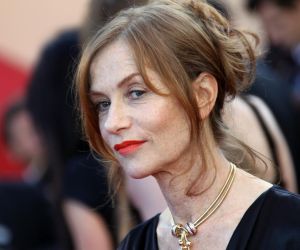 Isabelle Huppert: «Το θέατρο είναι σαν την ορειβασία. Ποτέ δεν ξέρεις αν θα πέσεις ή θα φτάσεις στην κορυφή»