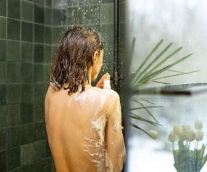 Θες καθαρά και χωρίς λιπαρότητα μαλλιά αλλά δεν θες να λούζεσαι κάθε μέρα; Σε νιώθω