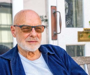 Ο Brian Eno δίνει φωνή σε ένα παλαιστινιακό νανούρισμα για τη Γάζα