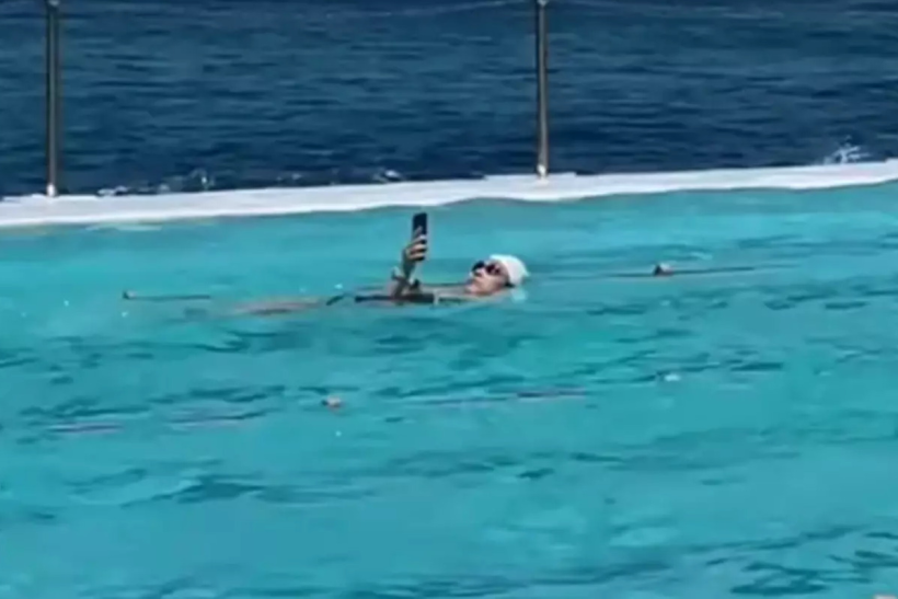 Βίντεο από την πισίνα Bondi Icebergs δείχνει κολυμβήτρια να κάνει ύπτιο ενώ χαζεύει στο κινητό της