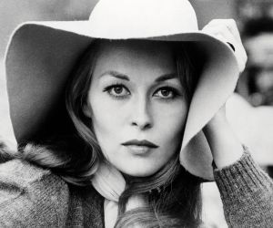 Faye Dunaway: «Δεν είναι η ηλικία που κάνει τη ζωή. Είναι αυτό που κάνεις με αυτήν»