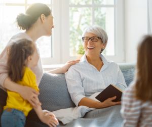 Η «γενιά-σάντουιτς»: Όταν φροντίζεις τα παιδιά σου και τους άρρωστους γονείς σου ταυτόχρονα
