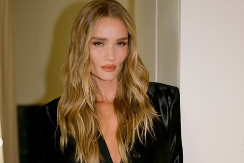 Δεν θέλω beachy waves μόνο για το καλοκαίρι και η Rosie Huntington‑Whiteley μου δείχνει τον τρόπο