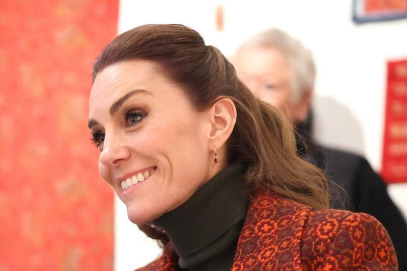 Kate Middleton: Mε χακί παντελόνι Victoria Beckham