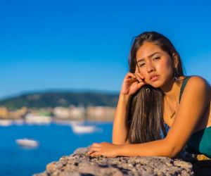 Νιώθεις πεσμένη; Το summertime sadness δεν είναι μόνο ένα τραγούδι της Lana Del Ray