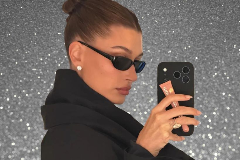 Το sequin top της Hailey Bieber επιστρέφει δυναμικά και φέτος στα ρεβεγιόν θα είναι η πιο λαμπερή μου επιλογή