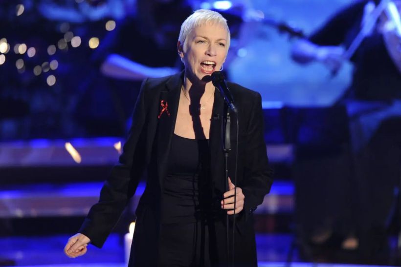 Annie Lennox: «Το να πεθάνω είναι εύκολο, η ζωή είναι που με τρομάζει μέχρι θανάτου»