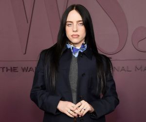 H Billie Eilish παραλαμβάνοντας το “Music Innovator Award” αναρωτήθηκε φωναχτά: "if you're a billionaire, why are you a billionaire?"