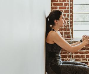 #WallPilates: Πώς ένας λευκός τοίχος έγινε το στήριγμά μου (κυριολεκτικά) και άλλαξε το σώμα μου σε 28 μέρες