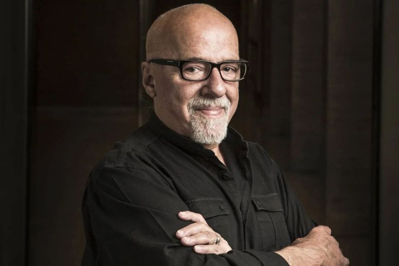 Paulo Coelho: «Η αγάπη μπορεί να μας παρασύρει στην κόλαση ή στον παράδεισο, αλλά πάντα μας οδηγεί κάπου»