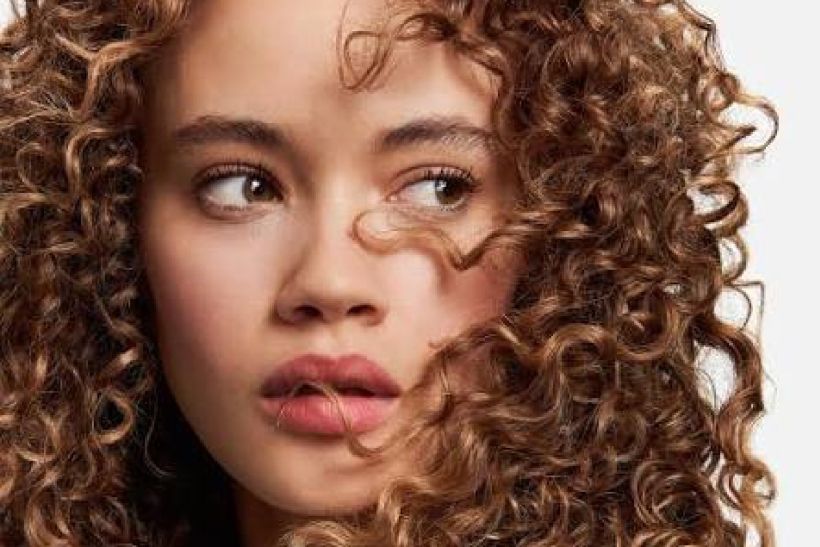 Curly hair, don't care: Πώς τα σγουρά μαλλιά σου θα λάμπουν κάθε μέρα