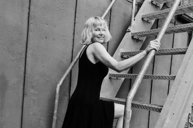 Pamela Anderson: «Στα μισά της ζωής μου, νιώθω λιγότερο ανίκητη και σκέφτομαι περισσότερο τα σημαντικά πράγματα»