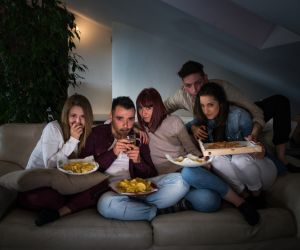 Τρώω κάθε βράδυ μπρόστα στη τηλέοραση. Πειράζει; 