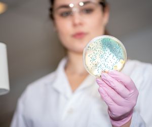 7 τρόποι να νικήσεις τα μικροπλαστικά που «τρυπώνουν» στον οργανισμό σου