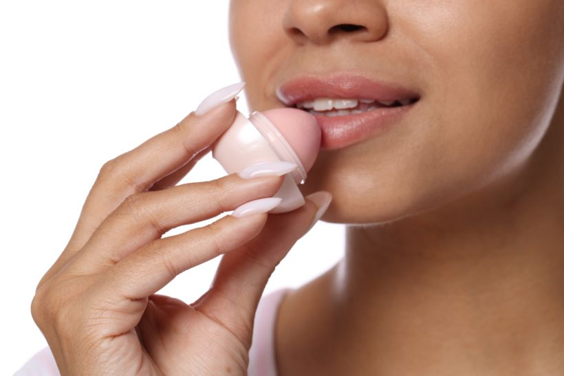 Μπορούν τα σκασμένα χείλη να «εθιστούν» στο lip balm