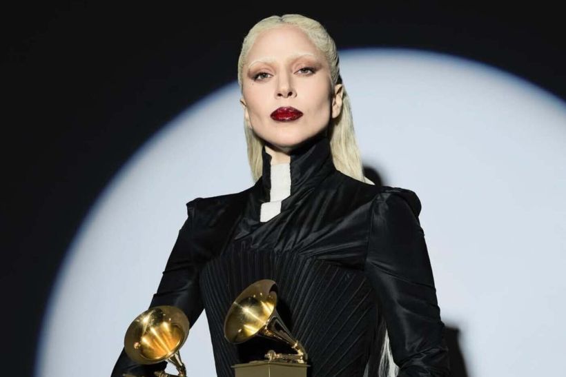 Lady Gaga: «Δεν φοβάμαι τα ελαττώματά μου. Λατρεύω τις ατέλειές μου»
