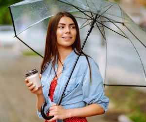 Όταν βρέχει θέλω να φοράω ένα άρωμα που να «φωνάζει» φθινόπωρο – και να μου δίνει έξτρα ενέργεια