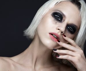 Το messy smoky eye είναι το μακιγιάζ που υιοθετώ όταν θέλω κάτι cool, sexy και ανεπιτήδευτο.