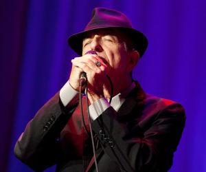 Leonard Cohen: «Υπάρχουν στιγμές που μπορούμε να συμφιλιωθούμε και να αγκαλιάσουμε όλο το χάος»