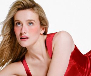 Η Sarah Pidgeon πρωταγωνιστεί στη νέα καμπάνια του beauty brand Rhode.