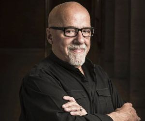 Paulo Coelho: «Η αγάπη μπορεί να μας παρασύρει στην κόλαση ή στον παράδεισο, αλλά πάντα μας οδηγεί κάπου»