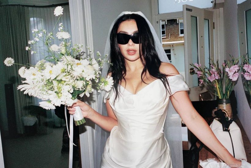 Charli XCX: «Συνήθιζα να ανησυχώ για το αν είμαι κουλ. Τώρα συνειδητοποιώ ότι πραγματικά δεν με νοιάζει»
