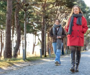 Περπάτημα: Μικρές δόσεις ή μία μεγάλη βόλτα; Η επιστήμη μόλις έδωσε την απάντηση (κι εγώ άλλαξα όλη τη ρουτίνα μου)