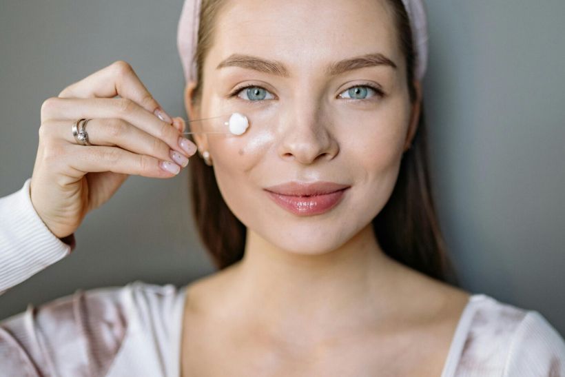 Πώς να αποτρέψεις και να αντιμετωπίσεις τα dark spots σύμφωνα με τους ειδικούς