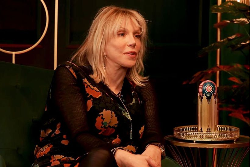 Η Courtney Love θυμάται το "Heart-Shaped Box" και δείχνει την Kim Gordon ως σκιά πίσω από τον στίχο