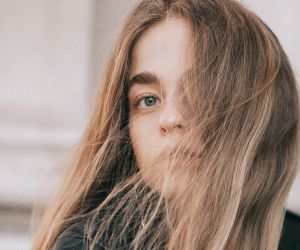 Πώς πρέπει να εφαρμόζεις το dry shampoo