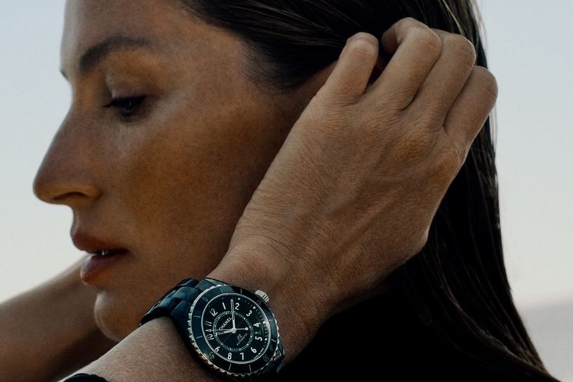 Η Gisele Budchen πρωταγωνιστεί στην καμπάνια τους Chanel J12