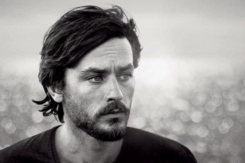 Alain Delon: «Στην αγάπη, πρέπει να τολμάμε τα πάντα, αν αγαπάμε πραγματικά»