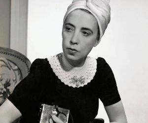 Schiaparelli: Fashion Becomes Art  Η μεγάλη έκθεση του μουσείου V&A είναι αφιερωμένη στην κορυφαία σχεδιάστρια.