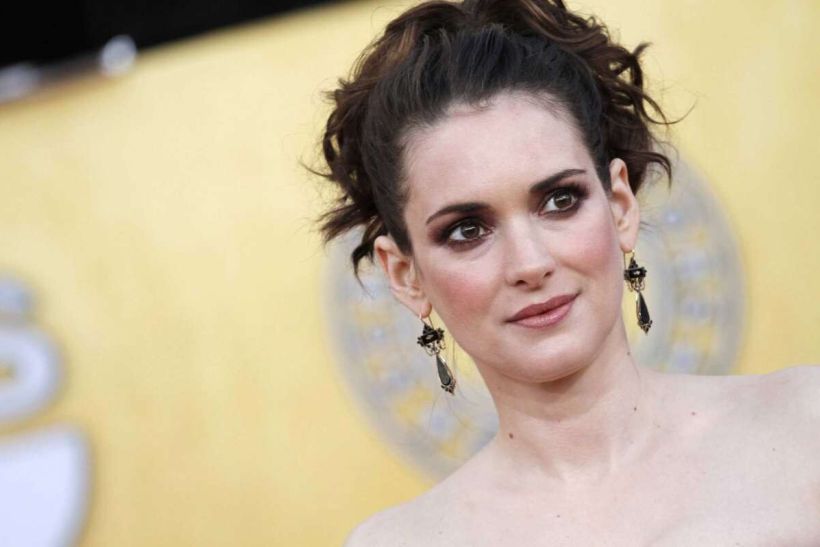 Winona Ryder: «Όσο μεγαλώνεις, τόσο λιγότερο ανησυχείς για το τι σκέφτονται οι άλλοι για σένα»