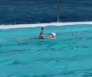 Βίντεο από την πισίνα Bondi Icebergs δείχνει κολυμβήτρια να κάνει ύπτιο ενώ χαζεύει στο κινητό της