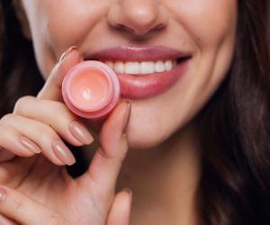 Χείλη για φίλημα: Γιατί το lip balm και το lip scrub είναι οι καλύτεροι σύμμαχοί μου