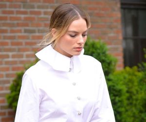 Margot Robbie: Μόλις φόρεσε τα must have sneakers της σεζόν