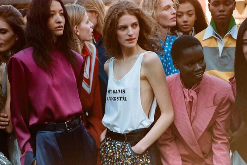 Stella McCartney Summer 2026: Denim που απορροφά CO₂ και φυτικά «φτερά» σε cruelty-free συλλογή