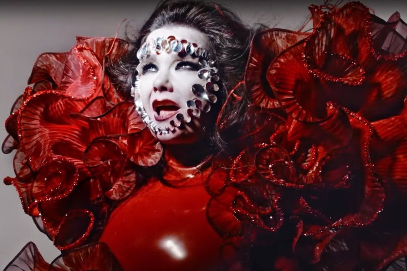Η Björk ως Fashion Icon: τιμώντας το μοναδικό της στυλ
