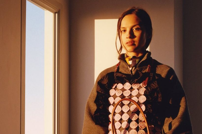 Olivia Rodrigo: «Νομίζω ότι υπάρχει πολλή δύναμη στο να λες: Δεν ξέρω τίποτα και νιώθω τόσο ανασφαλής και ανεπιθύμητη»