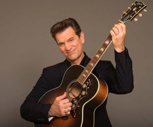 O Chris Isaak live στην Αθήνα: Στις 13 Ιουνίου στο Λυκαβηττό με όλα τα αγαπημένα του hits