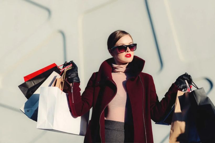 «Ψωνίζω άρα Υπάρχω»: Πώς γίνεται η Black Friday να συμπίπτει με την Ημέρα της Αγοραστικής Αποχής;