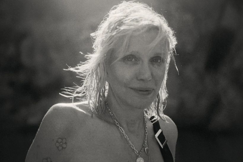 "Antiheroine": Η Courtney Love σπάει τη σιωπή της και είναι πιο ωμή, πιο αληθινή και πιο "Courtney" από ποτέ