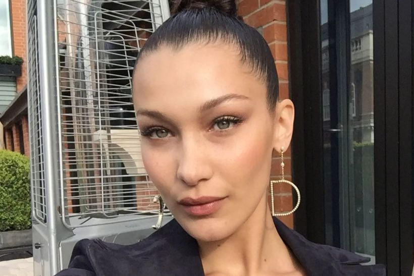Bella Hadid: «Γίνε ο μεγαλύτερος θαυμαστής του εαυτού σου, ο κόσμος μπορεί να περιμένει»