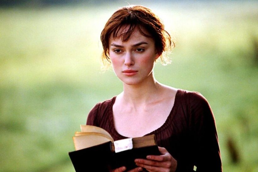 Jane Austen: 250 χρόνια μετά, το σύμπαν της είναι πιο ζωντανό από ποτέ (και συνεχίζει να μας κλέβει την καρδιά στην οθόνη)