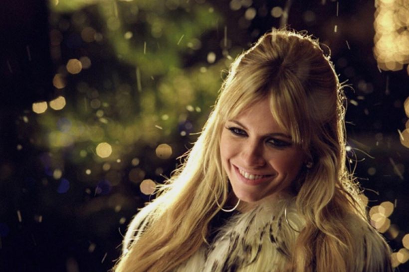 Sienna Miller: «Οι άνθρωποι που ζουν την αγάπη στα άκρα την βιώνουν με την καρδιά τους και όχι με το μυαλό»