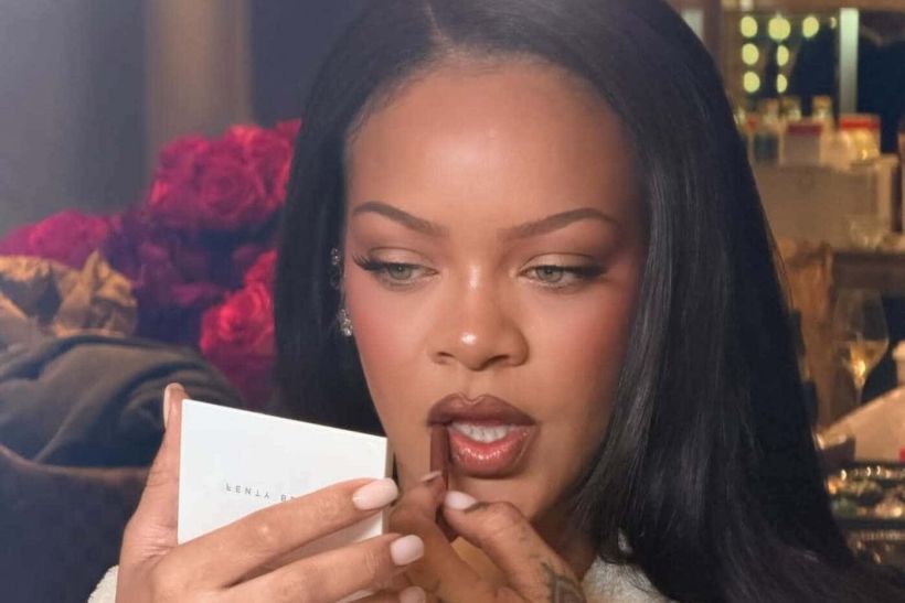 Rihanna: «Αφήστε ό,τι σας κάνει να νιώθετε νεκροί, η ζωή είναι πολύ μικρή για να μην την ζείτε»