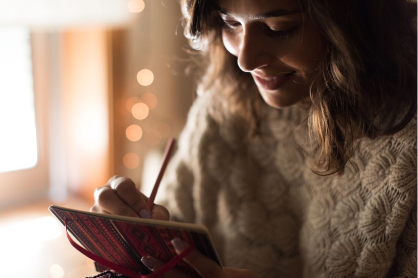 Manifestation Journaling: Η Πανσέληνος στους Διδύμους απόψε σου ζητάει να πάρεις χαρτί και στυλό – δες τι να ζητήσεις σύμφωνα με το ζώδιό σου
